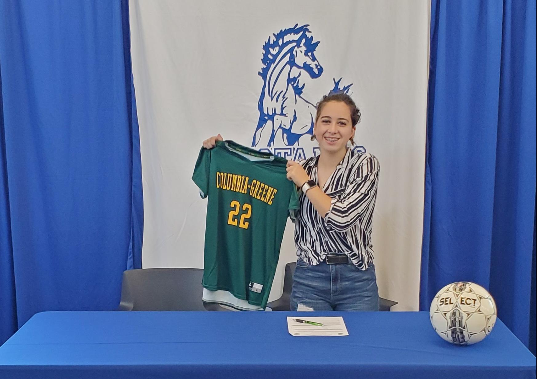 Women's Soccer Signs Cairo-Durham Senior Danna Saad